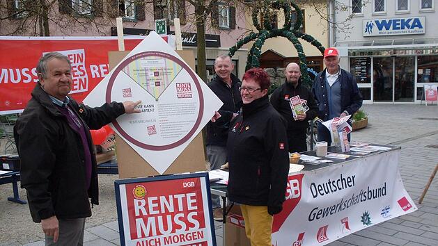 Heinz Gärtner (links) mit seiner Frau Ruth bei einer DGB-Aktion auf dem Lichtenfelser Säumarkt. Was wie ein Glücksrad aussieht, zeigt die Problematik auf, dass vielen die Rente im Alter nicht reichen wird.
