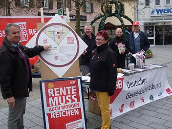 Heinz Gärtner (links) mit seiner Frau Ruth bei einer DGB-Aktion auf dem Lichtenfelser Säumarkt. Was wie ein Glücksrad aussieht, zeigt die Problematik auf, dass vielen die Rente im Alter nicht reichen wird.