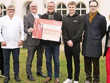 14.000 Euro kamen beim 8. Bamberger Benefizdinner als Summe für den sozialen Zweck zusammen (von links): Manuela Kohles (Bamberger Congress + Event GmbH), Fabio Galizia (VITA), Jörn Weinert (Hoffmanns steak&fisch), Stephan Kirchner (Vorstandsvorsi...