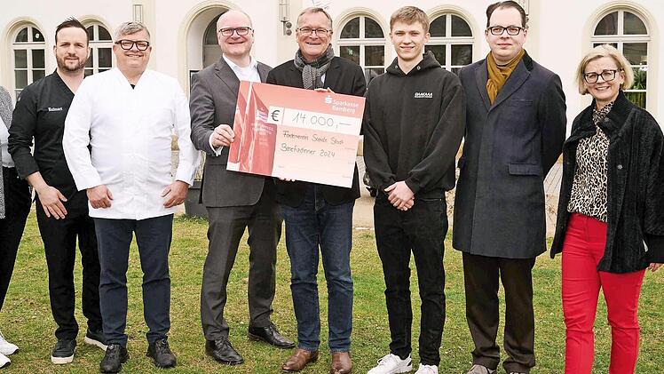 14.000 Euro kamen beim 8. Bamberger Benefizdinner als Summe für den sozialen Zweck zusammen (von links): Manuela Kohles (Bamberger Congress + Event GmbH), Fabio Galizia (VITA), Jörn Weinert (Hoffmanns steak&fisch), Stephan Kirchner (Vorstandsvorsi...