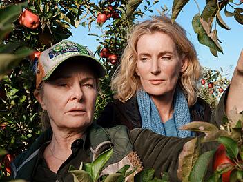Verführerisch rote Äpfel, wohin man schaut! Im Alten Land ist bald Erntezeit. Charlotte Lindholm (Maria Furtwängler, rechts) ermittelt auf dem Biohof von Marlies Feldhusen (Lina Wendel).