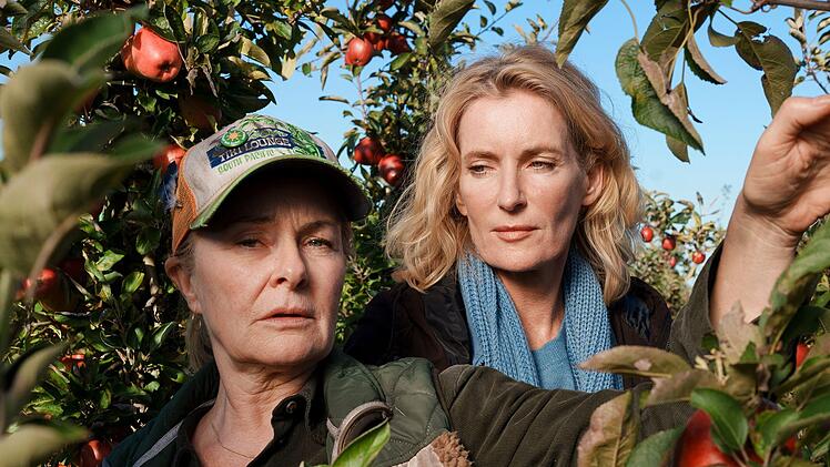 Verführerisch rote Äpfel, wohin man schaut! Im Alten Land ist bald Erntezeit. Charlotte Lindholm (Maria Furtwängler, rechts) ermittelt auf dem Biohof von Marlies Feldhusen (Lina Wendel).