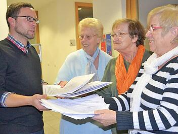 Johanna Deichmann, Dagmar Weber und Gudrun Zwilling übergeben  Martin Finzel das Ergebnis der Unterschriftensammlung. Fotos: Gabi Bertram