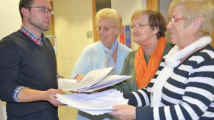 Johanna Deichmann, Dagmar Weber und Gudrun Zwilling übergeben  Martin Finzel das Ergebnis der Unterschriftensammlung. Fotos: Gabi Bertram