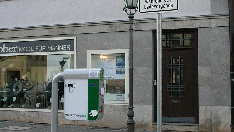 Ladesäule von Belectric an der Alten Mainbrücke. Foto: Sabine Paulus