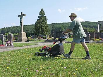 Der Unterhalt von Friedhöfen, ist keine billige Angelegenheit. Während in Lahm (Bild) die Kirchengemeinde als Betreiber für ein ordentliches Aussehen sorgt, kümmmert sich die Gemeinde Itzgrund um die Friedhöfe in Kaltenbrunn, Gleußen und Herreth. Dort soll nun eine "Friedhofs-Unterhaltungsgebühr" eingeführt werden. Foto: Berthold Köhler