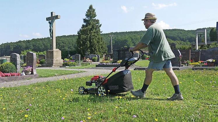 Der Unterhalt von Friedhöfen, ist keine billige Angelegenheit. Während in Lahm (Bild) die Kirchengemeinde als Betreiber für ein ordentliches Aussehen sorgt, kümmmert sich die Gemeinde Itzgrund um die Friedhöfe in Kaltenbrunn, Gleußen und Herreth. Dort soll nun eine "Friedhofs-Unterhaltungsgebühr" eingeführt werden. Foto: Berthold Köhler