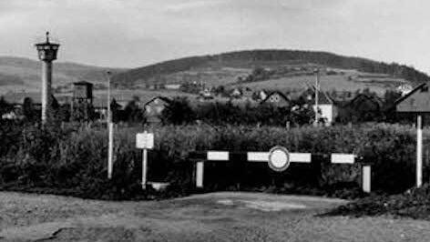 Am Sperrbalken war auf der Straße Richtung Heinersdorf bis zum 19. November 1989 Ende der Fahrt.  Foto: Archiv