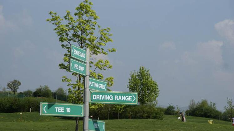 Der Schilderbaum am Clubhaus des Golfclubs wird vorerst keine weiteren Wegweiser erhalten. Weder zu einem Clubhotel, noch zu einem Kurzplatz. Das ist das Ergebnis der Jahresversammlung.   Foto: Sabine Weinbeer