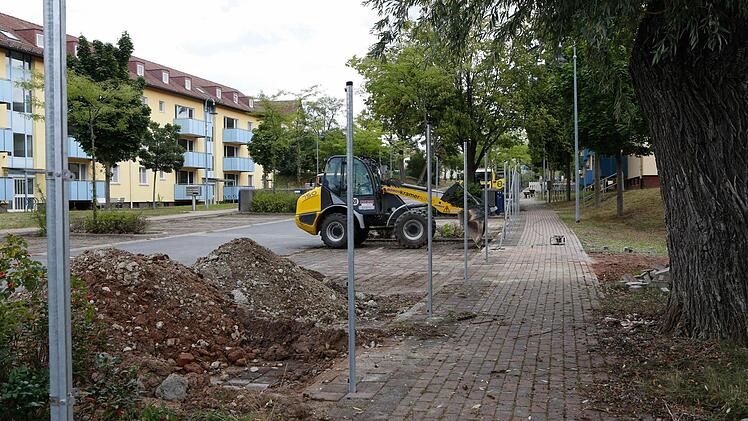 Die Pfosten für den Maschendrahtzaun stehen schon. Es geht darum, das Areal von der restlichen Konversionsfläche abzugrenzen. Foto: Matthias Hoch