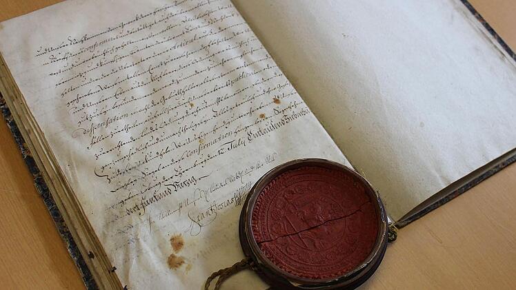 Innungsordnung und Wachssiegel sind gut erhalten - inklusive der herzoglichen Unterschriften. Foto: Ulrike Nauer