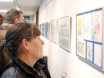 Viele Besucher sind zur Eröffnung der Ausstellung "Pegas(s)us" von Rudi Dümlein in die Galerie im Landratsamt gekommen.  Fotos: Ronald Heck