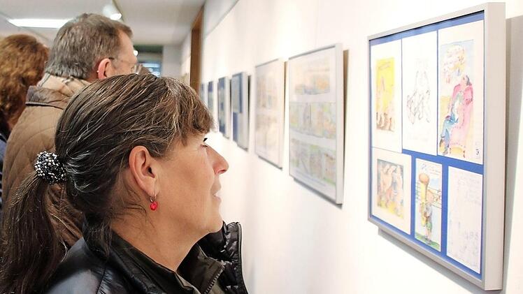 Viele Besucher sind zur Eröffnung der Ausstellung "Pegas(s)us" von Rudi Dümlein in die Galerie im Landratsamt gekommen.  Fotos: Ronald Heck