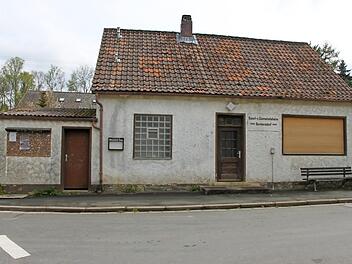 Das alte Burkersdorfer Vereinsheim wurde zur sogenannten Leerstandsbeseitigung angemeldet. Ein Teil der Fläche soll für den Straßenausbau mit verwendet werden. Foto: VeronikaSchadeck