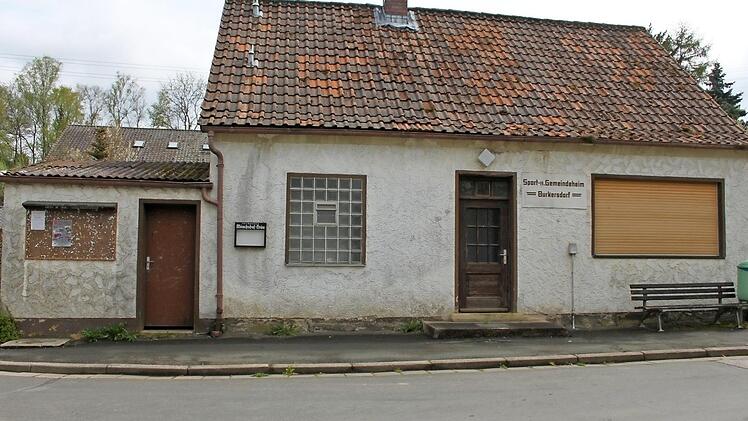 Das alte Burkersdorfer Vereinsheim wurde zur sogenannten Leerstandsbeseitigung angemeldet. Ein Teil der Fläche soll für den Straßenausbau mit verwendet werden. Foto: VeronikaSchadeck