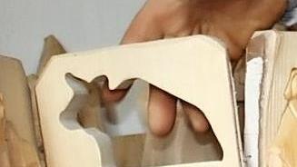 Die Figuren eines Baumstammbuches lassen sich herausnehmen.