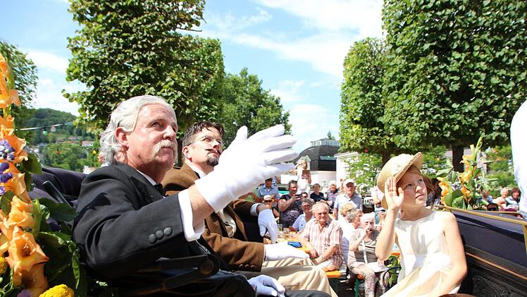 Theodor Fontane und Viktor von Scheffel winken in der Ludwigstraße aus ihrer Viktoria-Kutsche heraus dem Publikum zu. Foto: Benedikt Borst