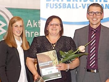 Der DFB ehrte bei einem Festakt Claudia Stark (Mitte) vom FSV Krum. Ihr gratulierten Davina Haupt und Jürgen Pfau.  Foto: di