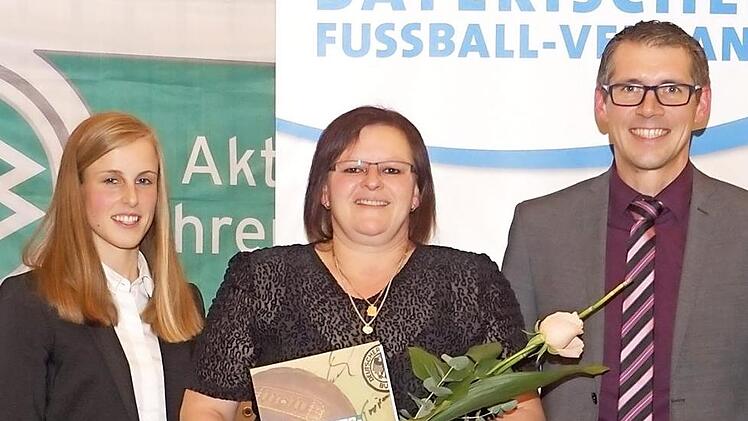 Der DFB ehrte bei einem Festakt Claudia Stark (Mitte) vom FSV Krum. Ihr gratulierten Davina Haupt und Jürgen Pfau.  Foto: di