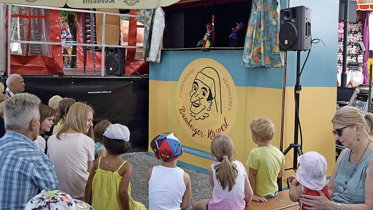 Begeisterte Zuschauer beim Bamberger Kasperl auf dem Lichtenfelser Schützenfest Foto: Andreas Welz