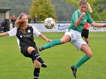 TSV Lonnerstadt - SV Segringen: Elena Rothammel (r.) sorgte  f&uuml;r die zwischenzeitliche 2:0-F&uuml;hrung des effektiven Aufsteigers, w&auml;hrend sich bei der Heimelf um Lisa Dellermann nach dem personellen Umbruch einige Unsicherheiten bemerkbar machten. Foto: Picturedreams