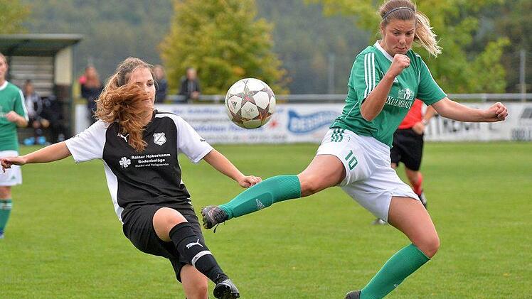 TSV Lonnerstadt - SV Segringen: Elena Rothammel (r.) sorgte  f&uuml;r die zwischenzeitliche 2:0-F&uuml;hrung des effektiven Aufsteigers, w&auml;hrend sich bei der Heimelf um Lisa Dellermann nach dem personellen Umbruch einige Unsicherheiten bemerkbar machten. Foto: Picturedreams