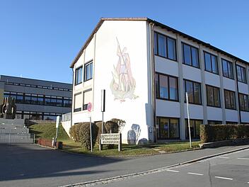 Bevor das in die Jahre gekommene Schulhaus generalsaniert werden kann, muss der tatsächliche Raumbedarf ermittelt werden. Foto: Dagmar Besand
