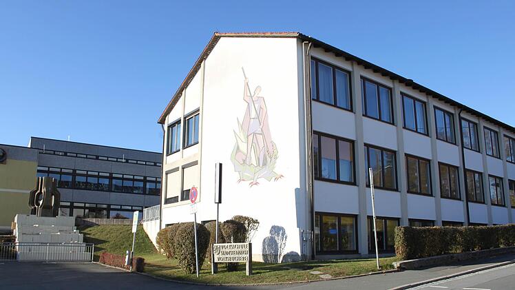 Bevor das in die Jahre gekommene Schulhaus generalsaniert werden kann, muss der tatsächliche Raumbedarf ermittelt werden. Foto: Dagmar Besand