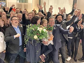 Da brandete Jubel auf: Thomas Apfel (in der Mitte mit Ehefrau Judith und Tochter Marie) wurde als OB-Kandidat nominiert. Foto: Oliver Schmidt