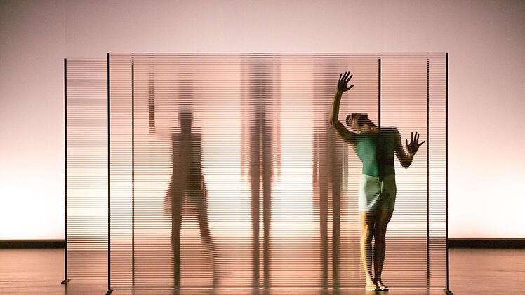 "Lost Touch": Szene aus Wubkje Kuindersmas Choreographie im Rahmen eines dreiteiligen Ballettabend am Landestheater Coburg.Foto. Pedro Malinowski