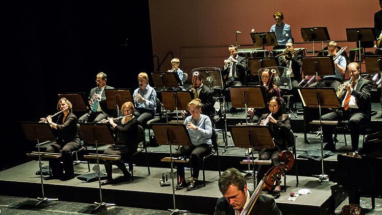 Junge Talente beeindruckten beim Mitmachkonzert im Landestheater Coburg. Unter der Leitung von Wolfgang Lischke musizierten sie gemeinsam mit den Profis des Philharmonischen Orchesters.Foto: Jochen Berger