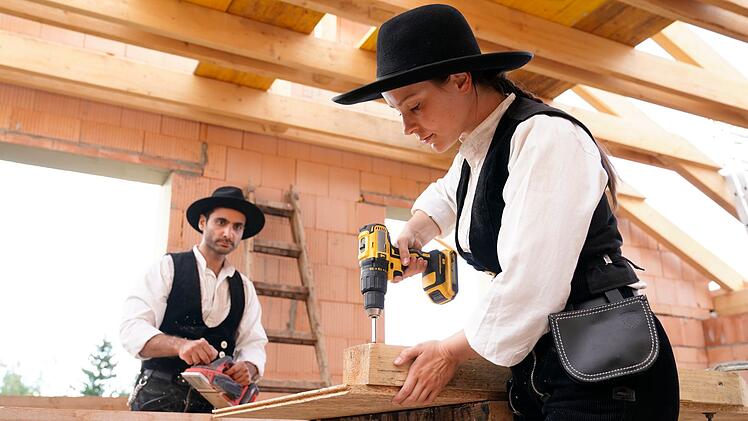 Voller Einsatz: Maria (Ronja Rath) und Cem (Sohel Altan Gol) decken auf der Walz unter anderem auf einer Sommerbaustelle das Dach eines Neubaus.