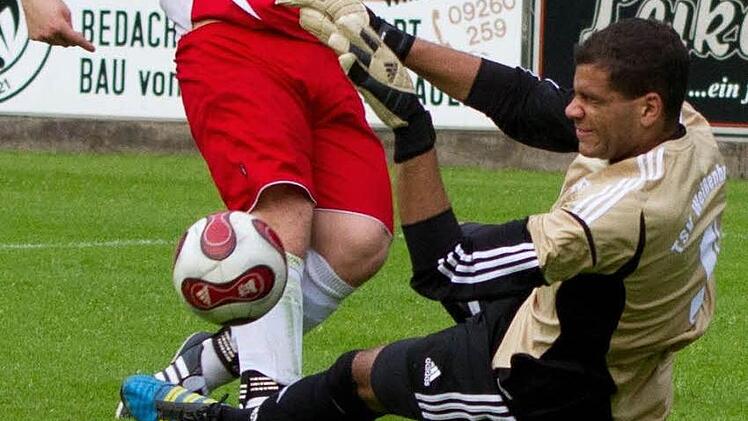 Der Torwart des TSV Weißenbrunn, Michael Edemodu, ist ein großer Rückhalt für seine Mannschaft, die in der Kreisklasse souverän die Tabelle anführt. Foto: Archiv