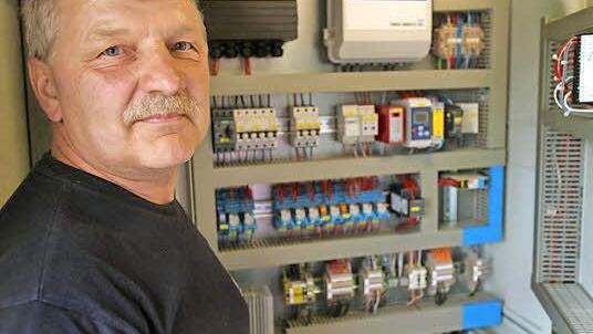 Deponiewart Josef Dinkel steht am Schaltschrank der neuen Fackel. Hier laufen die Messwerte zusammen. Die Temperatur darf nicht unter 1000 Grad fallen.