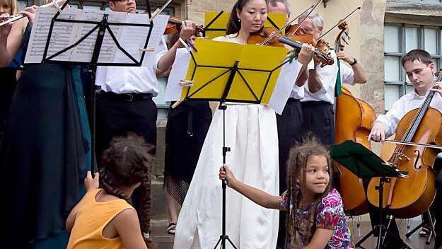 Das Collegium musicum mit Megumi Ikeda als Solistin im Burghof der Veste Coburg.  Fotos: Albert Höchstädter