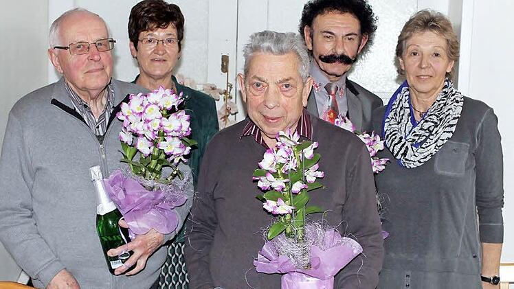 Die Gründungsmitglieder wurden beim Gartenbauverein Nordhalben geehrt. Im Bild (v. l.) sind zu sehen: Ehrenvorsitzender Rudolf Seifert, Vorsitzende Barbara Wachter, Hans Redwitz, Klaus Pötzinger und Zweite Vorsitzende Marianne Köstner.  Foto: Michael Wunder