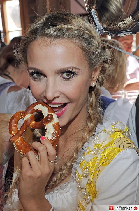 Sophie Hermann, Stieftochter von Schauspielerin U. Glas, feiert am 22.09.2015 in München beim Ebel und Cosmopolitan Get-Together im Käferzelt auf dem Oktoberfest. Die 182. Wiesn dauert bis zum 04.10.2015 und wird wieder rund sechs Millionen Besucher aus aller Welt anlocken. Foto: Ursula Düren/dpa