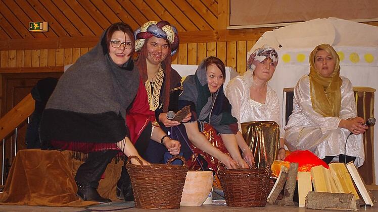 Die Eltern der Kiga-Kinder spielten das Theaterstück "Der kleine wilde Junge und der Geisterbär". Foto: Heike Schülein