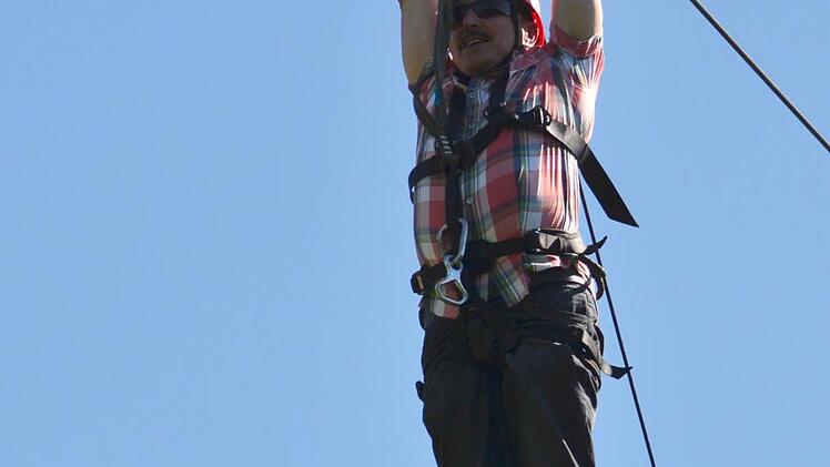Stefan Schmitt schwebt in luftiger Höhe. Foto: Kathrin Kupka-Hahn