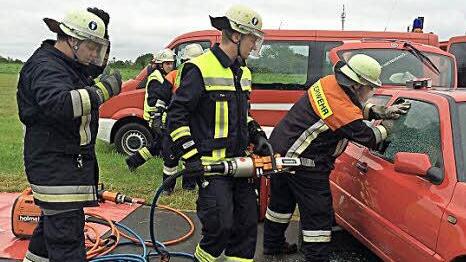 Der Spreizer ist bereit, jetzt wird das Autodach abgenommen.