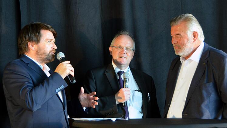 Verbunden mit dem Tag der offenen Tür bei den Stadtwerken war auch der Kunden-Infotag mit dem aus der Sendung "Der Preis ist heiß" bekannten Fernsehmoderator Harry Wiynvoord (rechts). Gemeinsam mit dem Würzburger Moderator Sven Schröter gab er, unterstützt vom Stadtwerkeleiter Manfred Zimmer (Mitte), Energiespartipps. Foto: Peter Rauch