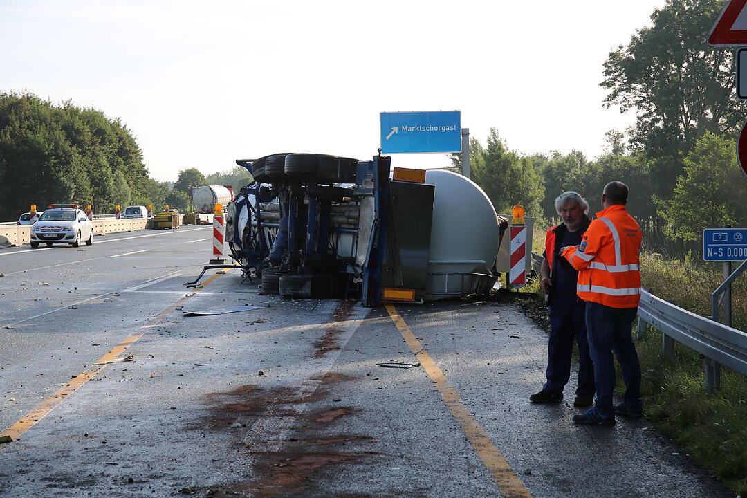 Unfall auf A9: Sattelzug prallt gegen Baustelle