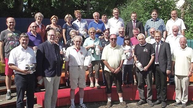 Erst wurde gewandert, dann gab's Preise - hier die Vertreter der Gruppen mit den meisten Teilnehmern, die Ehreng&auml;ste und Sponsoren sowie die Verantwortlichen bei den 42. IVV-Wandertagen des TSV K&uuml;ps. Foto: Dieter Wolf