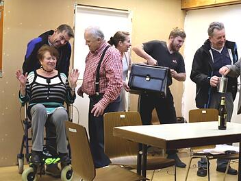 Die Proben der Aischer Theatergruppe laufen auf Hochtouren, am 6. Januar ist Premiere. Foto: Johanna Blum