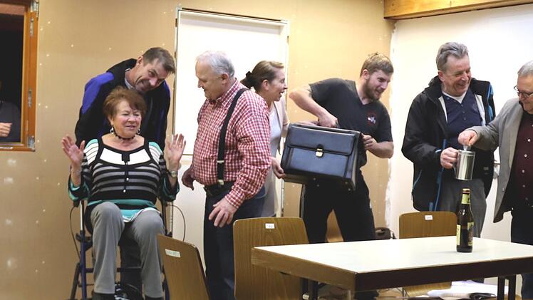 Die Proben der Aischer Theatergruppe laufen auf Hochtouren, am 6. Januar ist Premiere. Foto: Johanna Blum