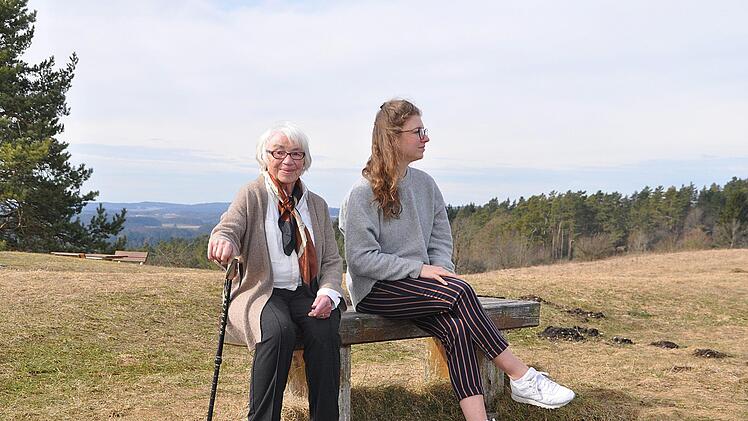 Annelies Huber (links) aus Burghaig erklärte ihrer Enkelin Lilli Gareis (Berlin) ihre Heimat, herrlich war der Blick vom Görauer Anger.Karl-Heinz Weber
