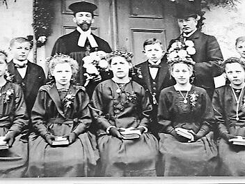 Diese Aufnahme stammt von der Konfirmation im Jahr 1922, die Sabine Siegelin reproduzierte und an einer Schautafel befestigte.