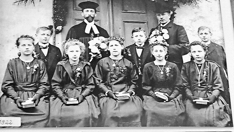 Diese Aufnahme stammt von der Konfirmation im Jahr 1922, die Sabine Siegelin reproduzierte und an einer Schautafel befestigte.