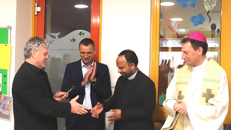 Schlüsselübergabe an Pfarrer Jakob