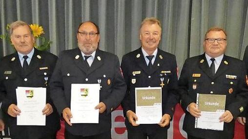 Landrat Wilhelm Schneider (links) und Kreisbrandrat Ralf Dressel (rechts) ehrten beim Kreisfeuerwehrtag Alfred Hauck, Bertram Reuß, Lothar Ulmann und Peter Pfaff (ab Zweitem von links).  Fotos: Christian Licha